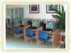 Tres cajas PC Kios en un hotel, para navegar en internet